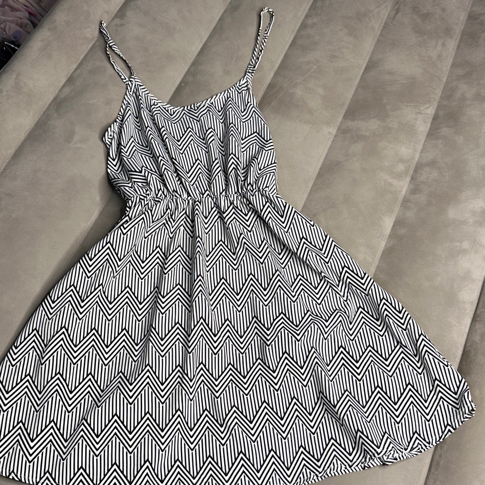 Elegant Black and White Chevron Mini Dress cinched waist side‎ zipper